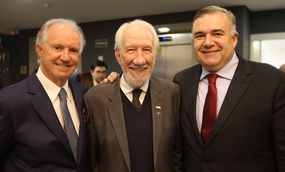 O governador em exercício Darci Piana  participa da premiação do III Ranking das 100 Maiores Sociedades Anônomas do Paraná.