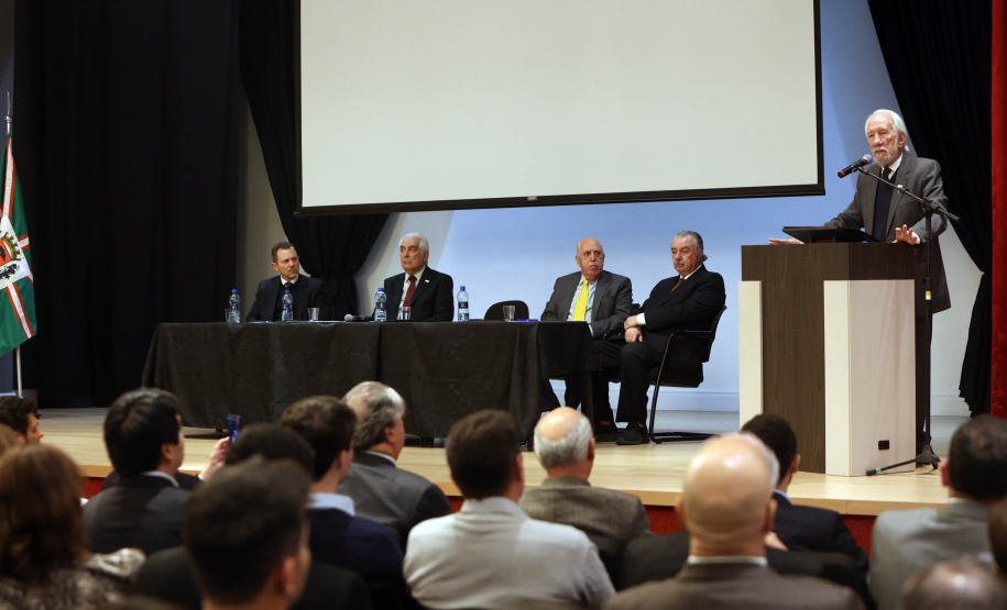 O governador em exercício Darci Piana  participa da premiação do III Ranking das 100 Maiores Sociedades Anônomas do Paraná.