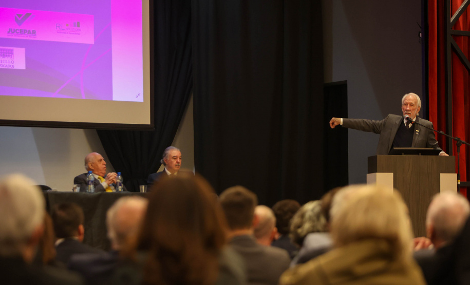 O governador em exercício Darci Piana  participa da premiação do III Ranking das 100 Maiores Sociedades Anônomas do Paraná.