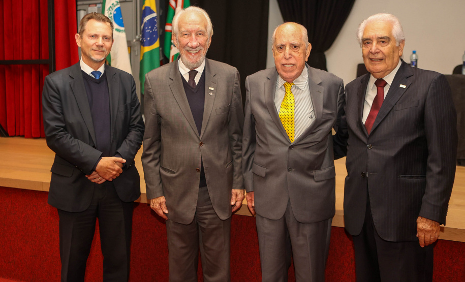 O governador em exercício Darci Piana  participa da premiação do III Ranking das 100 Maiores Sociedades Anônomas do Paraná.