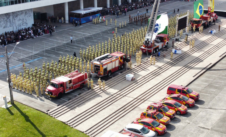 Nesta quinta-feira (25), mais 419 novos profissionais passaram a integrar o Corpo de Bombeiros Militar do Paraná. A formatura aconteceu no Palácio Iguaçu, com a presença do governador Carlos Massa Ratinho Junior, que destacou o fato desta ser a maior contratação nos últimos 10 anos, além de ser a primeira que ocorre após a autonomia da corporação, aprovada em dezembro de 2022.