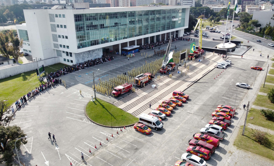 Nesta quinta-feira (25), mais 419 novos profissionais passaram a integrar o Corpo de Bombeiros Militar do Paraná. A formatura aconteceu no Palácio Iguaçu, com a presença do governador Carlos Massa Ratinho Junior, que destacou o fato desta ser a maior contratação nos últimos 10 anos, além de ser a primeira que ocorre após a autonomia da corporação, aprovada em dezembro de 2022.