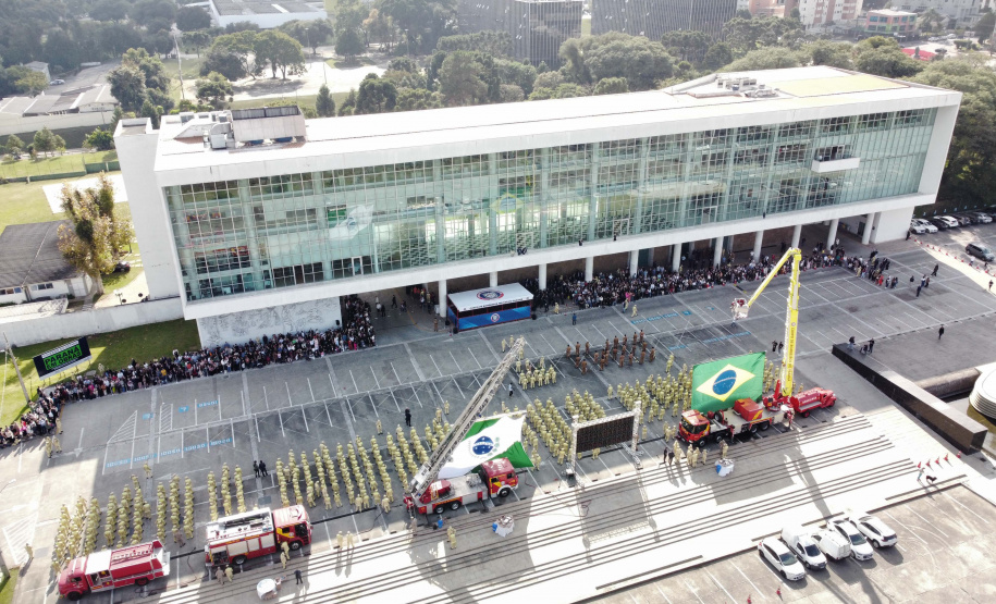 Nesta quinta-feira (25), mais 419 novos profissionais passaram a integrar o Corpo de Bombeiros Militar do Paraná. A formatura aconteceu no Palácio Iguaçu, com a presença do governador Carlos Massa Ratinho Junior, que destacou o fato desta ser a maior contratação nos últimos 10 anos, além de ser a primeira que ocorre após a autonomia da corporação, aprovada em dezembro de 2022.