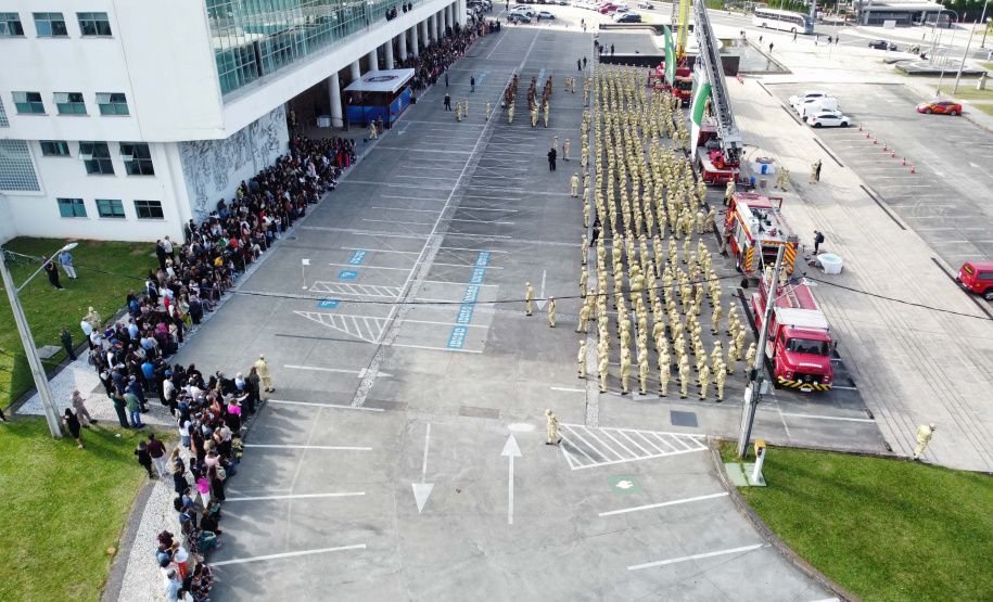 Nesta quinta-feira (25), mais 419 novos profissionais passaram a integrar o Corpo de Bombeiros Militar do Paraná. A formatura aconteceu no Palácio Iguaçu, com a presença do governador Carlos Massa Ratinho Junior, que destacou o fato desta ser a maior contratação nos últimos 10 anos, além de ser a primeira que ocorre após a autonomia da corporação, aprovada em dezembro de 2022.