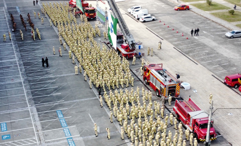 Nesta quinta-feira (25), mais 419 novos profissionais passaram a integrar o Corpo de Bombeiros Militar do Paraná. A formatura aconteceu no Palácio Iguaçu, com a presença do governador Carlos Massa Ratinho Junior, que destacou o fato desta ser a maior contratação nos últimos 10 anos, além de ser a primeira que ocorre após a autonomia da corporação, aprovada em dezembro de 2022.
