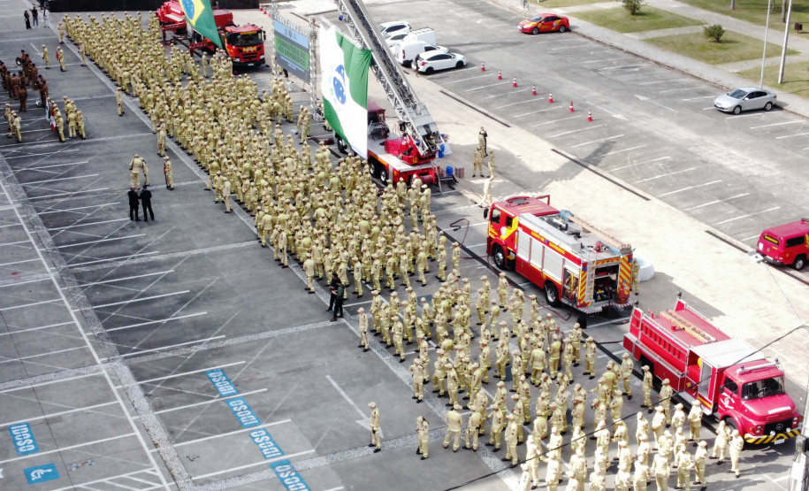 Nesta quinta-feira (25), mais 419 novos profissionais passaram a integrar o Corpo de Bombeiros Militar do Paraná. A formatura aconteceu no Palácio Iguaçu, com a presença do governador Carlos Massa Ratinho Junior, que destacou o fato desta ser a maior contratação nos últimos 10 anos, além de ser a primeira que ocorre após a autonomia da corporação, aprovada em dezembro de 2022.