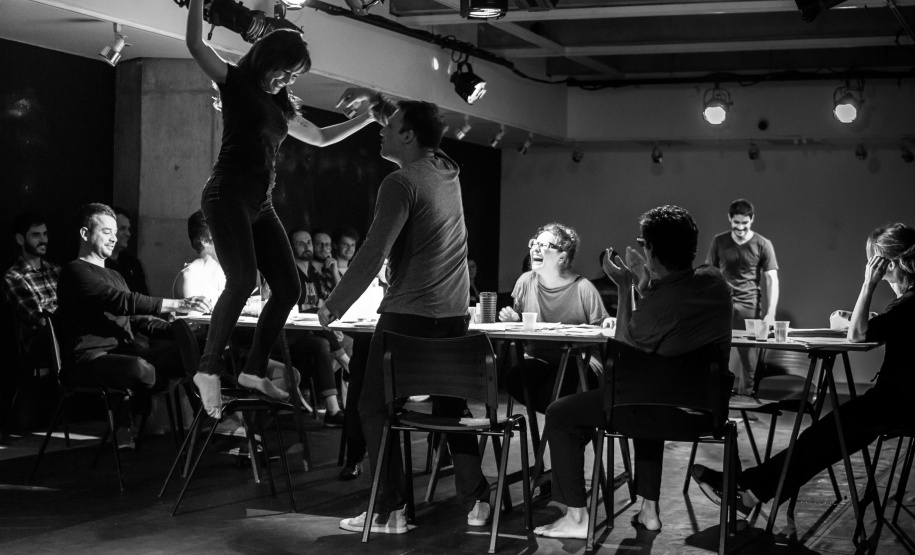 Com sessões gratuitas, premiado espetáculo “Homem ao Vento” chega ao Guairinha neste fim de semana