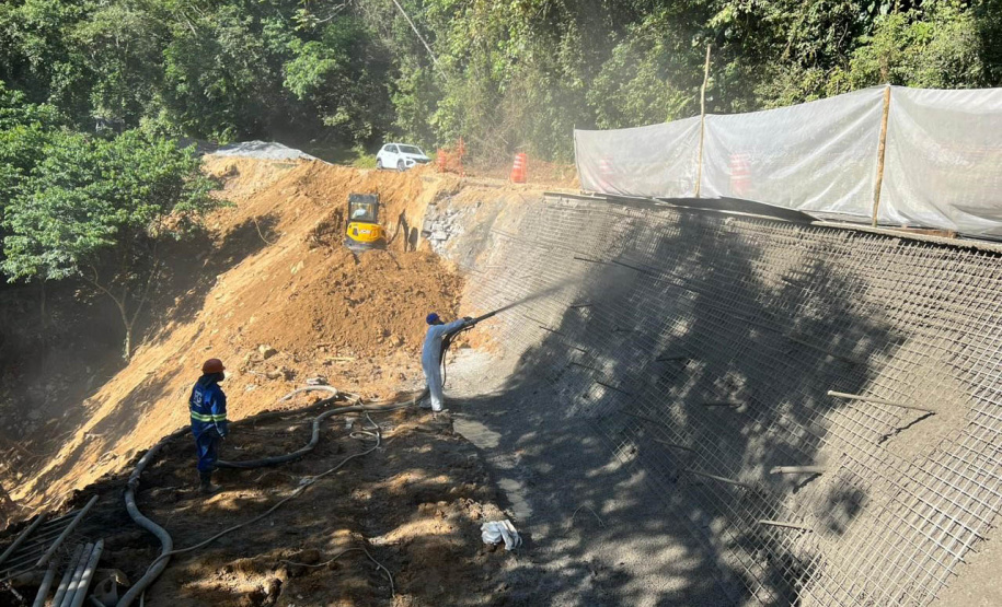 Obra na Graciosa tem frentes de trabalho em 4 km, com serviços de dia e de noite