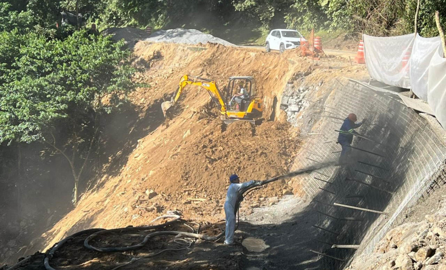 Obra na Graciosa tem frentes de trabalho em 4 km, com serviços de dia e de noite
