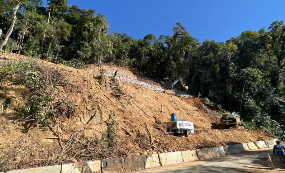Obra na Graciosa tem frentes de trabalho em 4 km, com serviços de dia e de noite
