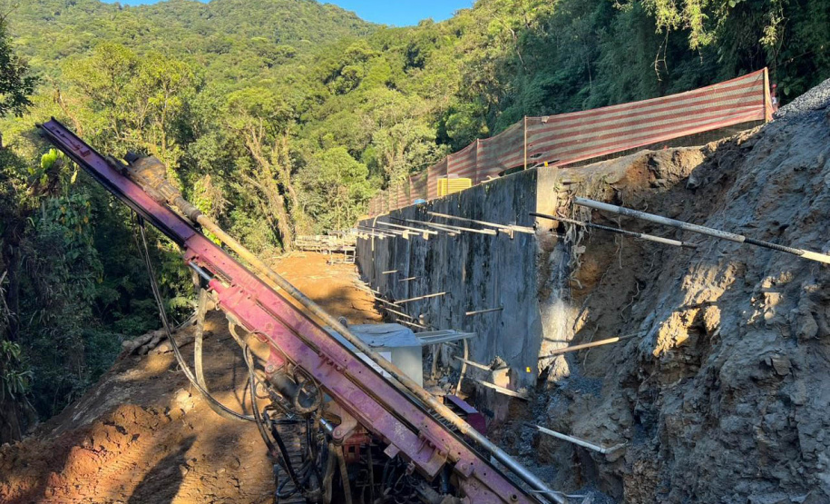 Obra na Graciosa tem frentes de trabalho em 4 km, com serviços de dia e de noite