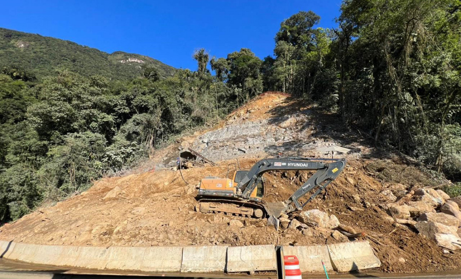 Obra na Graciosa tem frentes de trabalho em 4 km, com serviços de dia e de noite