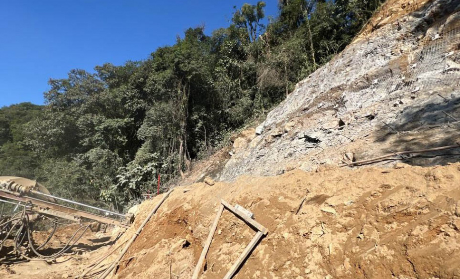 Obra na Graciosa tem frentes de trabalho em 4 km, com serviços de dia e de noite