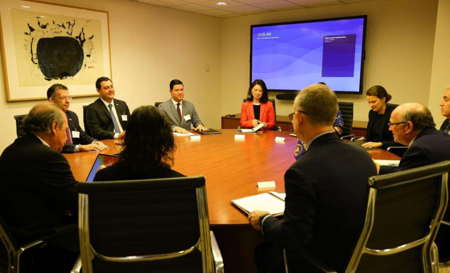 A comitiva internacional liderada pelo governador Carlos Massa Ratinho Junior cumpriu nesta quinta-feira (11) mais uma agenda de busca de parcerias para o Paraná nos Estados Unidos. A equipe se reuniu com o presidente do Banco Interamericano de Desenvolvimento (BID), o brasileiro Ilan Goldfajn, com que tratou de parcerias que já estão em andamento e sobre a perspectiva da obtenção de novos financiamentos para obras de infraestrutura no Estado