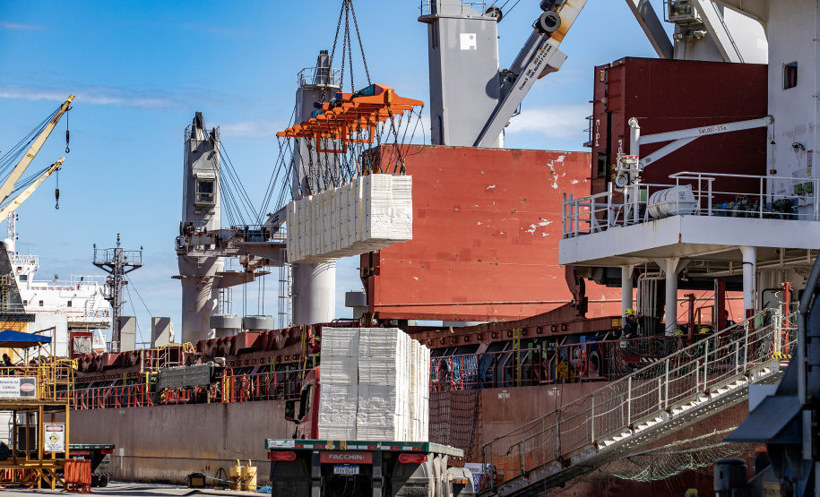 Portos do Paraná registram alta na movimentação geral de carga em abril