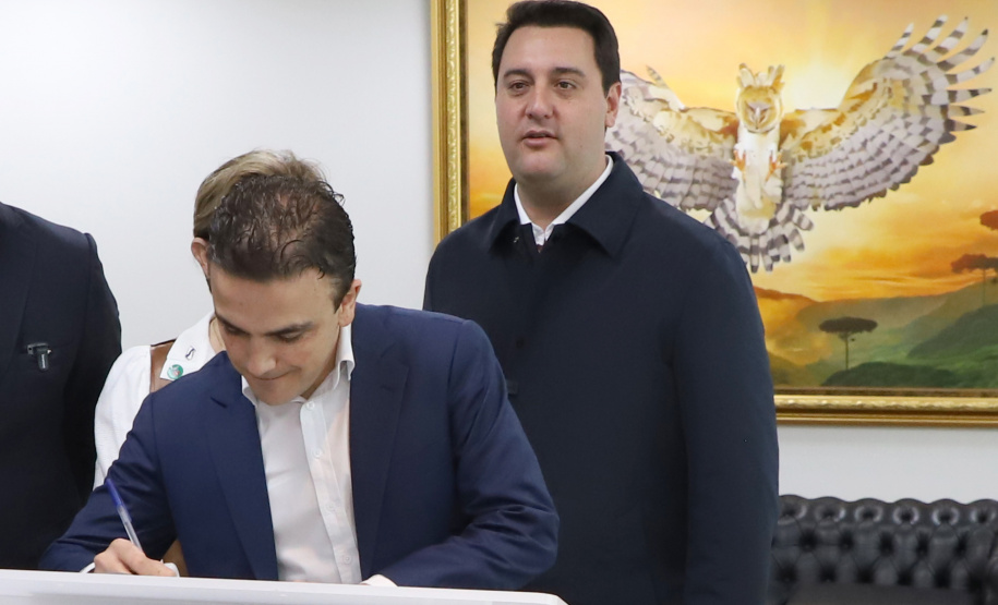 A cidade de Ponta Grossa, nos Campos Gerais, vai ganhar um novo Pronto Atendimento Municipal (PAM), que será instalado no bairro Uvaranas para reforçar os atendimentos de média complexidade no município. O convênio para a construção da unidade foi assinado nesta segunda-feira (29) pelo governador Carlos Massa Ratinho Junior e pela prefeita de Ponta Grossa, Elizabeth Schmidt.