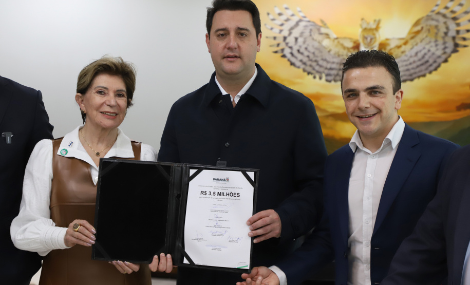 A cidade de Ponta Grossa, nos Campos Gerais, vai ganhar um novo Pronto Atendimento Municipal (PAM), que será instalado no bairro Uvaranas para reforçar os atendimentos de média complexidade no município. O convênio para a construção da unidade foi assinado nesta segunda-feira (29) pelo governador Carlos Massa Ratinho Junior e pela prefeita de Ponta Grossa, Elizabeth Schmidt.