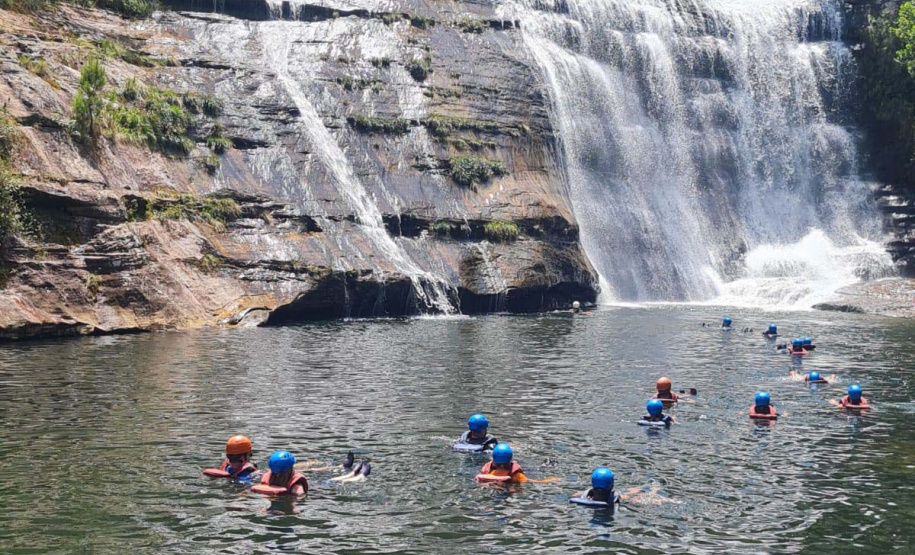 Guias da empresa Aquatrekking em ação no Lago Azul, dentro do Parque Estadual do Vale do Codó, em Jaguariaíva