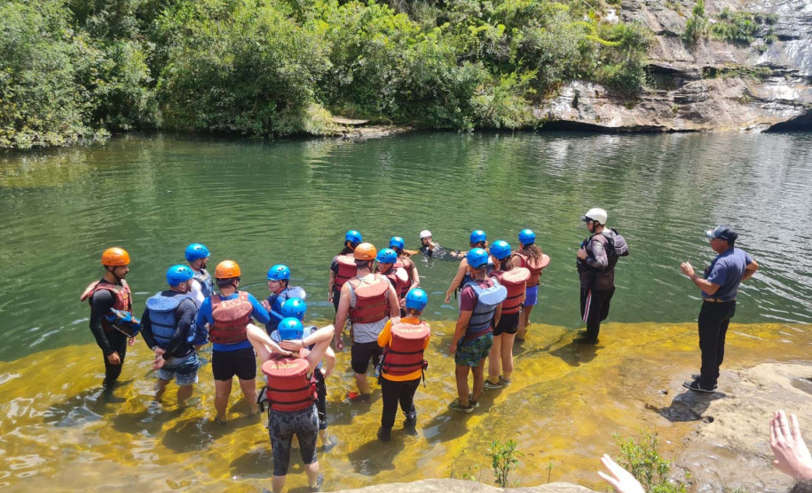 Guias da empresa Aquatrekking em ação no Lago Azul, dentro do Parque Estadual do Vale do Codó, em Jaguariaíva