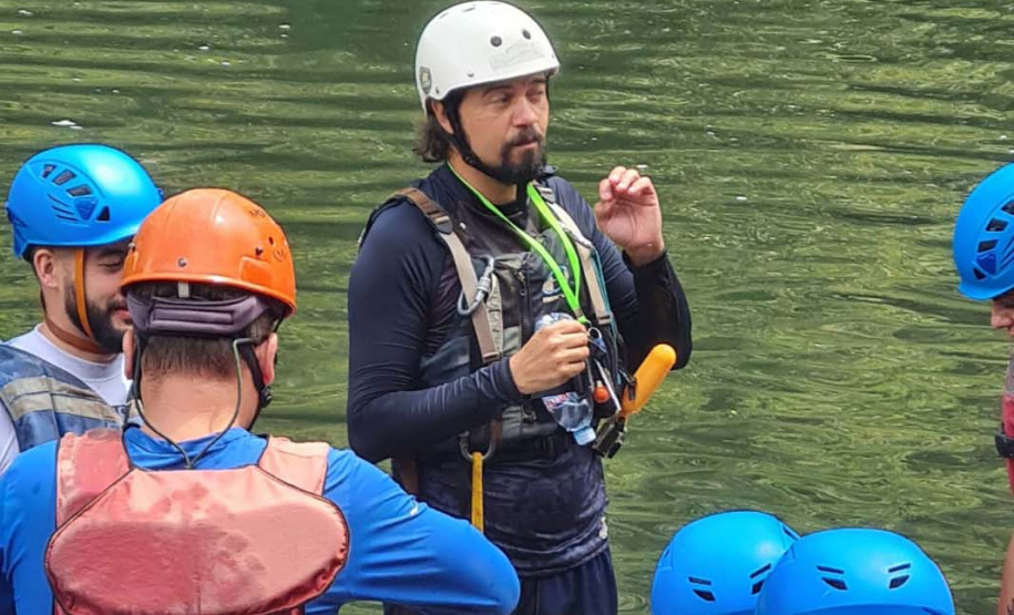 Guias da empresa Aquatrekking em ação no Lago Azul, dentro do Parque Estadual do Vale do Codó, em Jaguariaíva