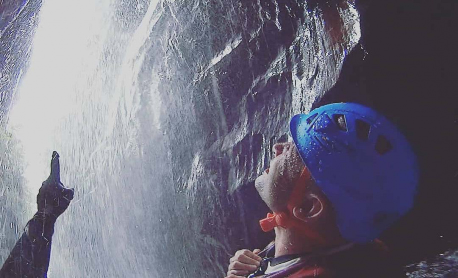 Guias da empresa Aquatrekking em ação no Lago Azul, dentro do Parque Estadual do Vale do Codó, em Jaguariaíva