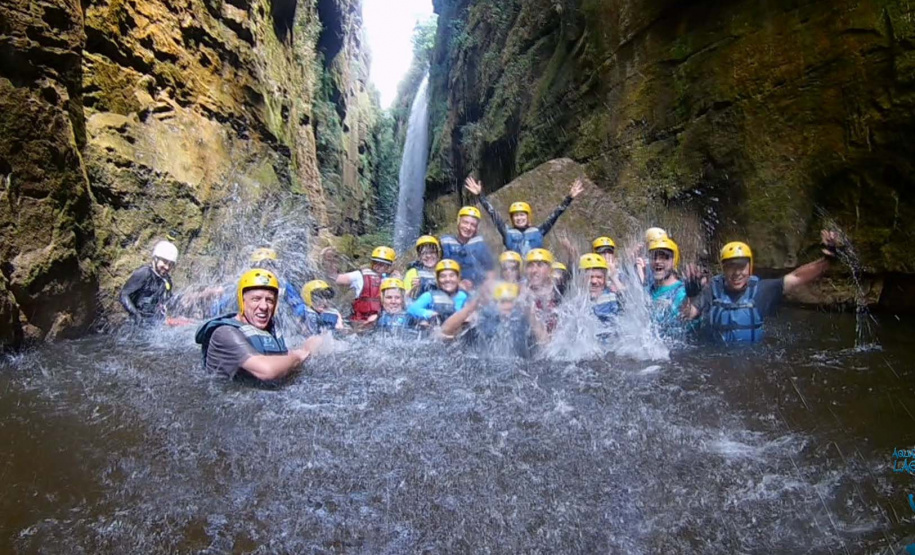 Guias da empresa Aquatrekking em ação no Lago Azul, dentro do Parque Estadual do Vale do Codó, em Jaguariaíva