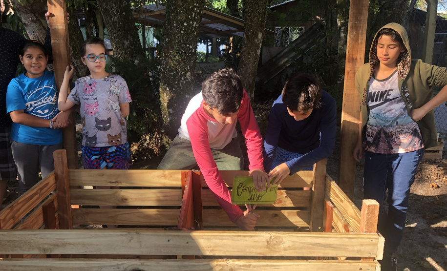 Portos do Paraná instala duas novas composteiras em escolas da Ilha do Mel