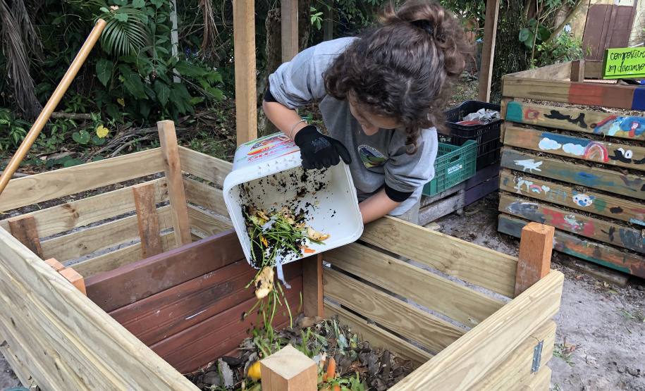Portos do Paraná instala duas novas composteiras em escolas da Ilha do Mel