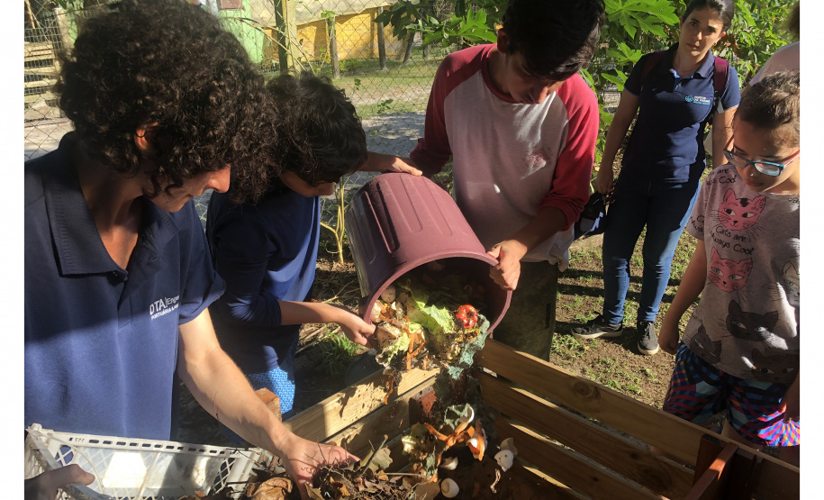Portos do Paraná instala duas novas composteiras em escolas da Ilha do Mel