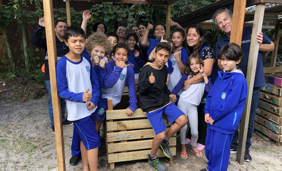 Portos do Paraná instala duas novas composteiras em escolas da Ilha do Mel