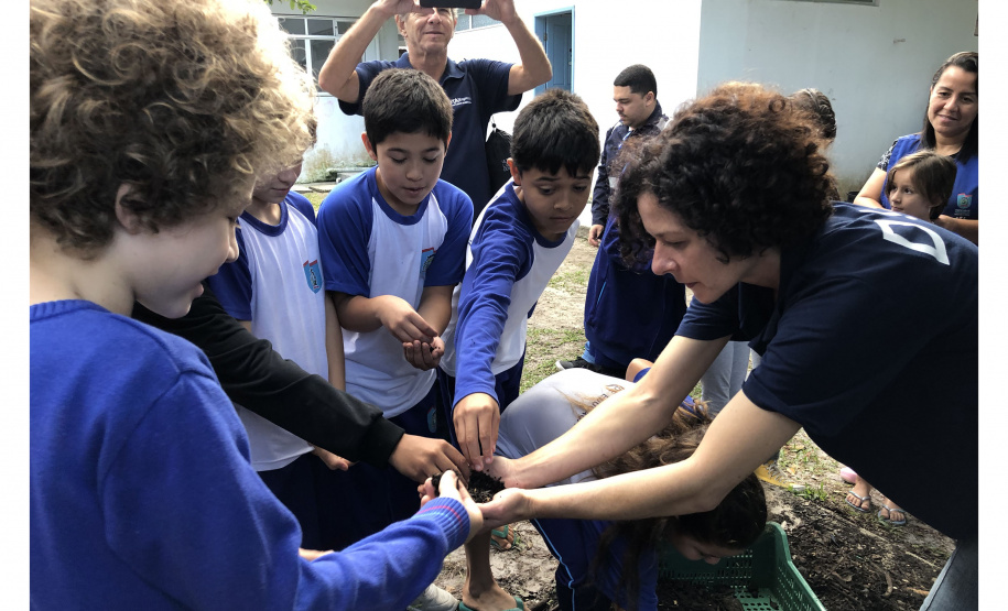 Portos do Paraná instala duas novas composteiras em escolas da Ilha do Mel