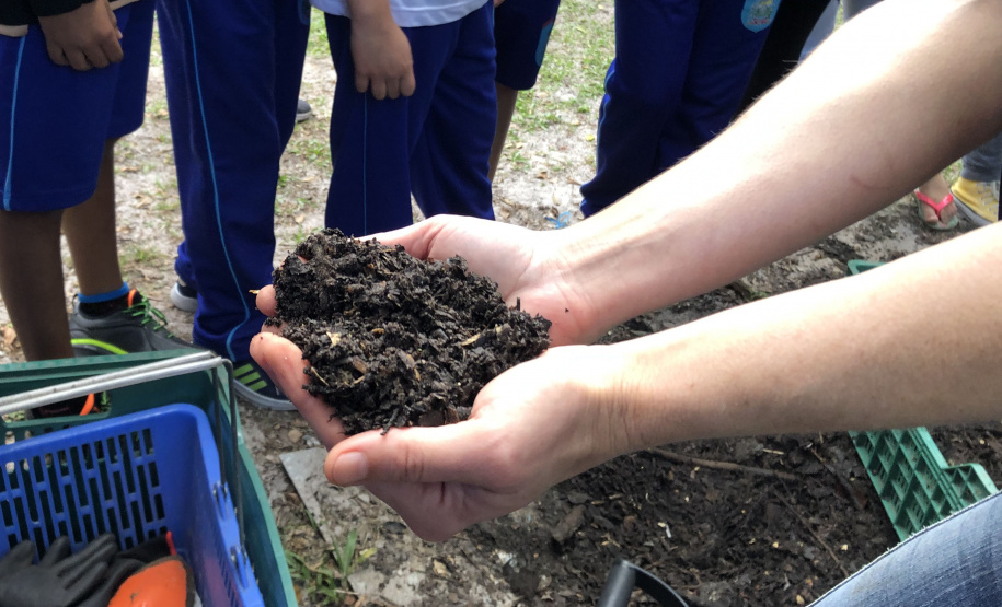 Portos do Paraná instala duas novas composteiras em escolas da Ilha do Mel
