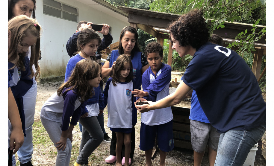 Portos do Paraná instala duas novas composteiras em escolas da Ilha do Mel