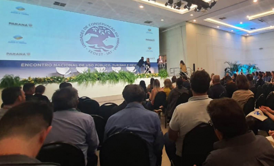 O primeiro dia do Encontro Nacional de Uso Público, Turismo e Meio Ambiente contou com três painéis temáticos para discutir o perfil do visitante em ambientes naturais, a integração das populações tradicionais no manejo das Unidades de Conservação e a importância da qualificação e da segurança do visitante nos parques.