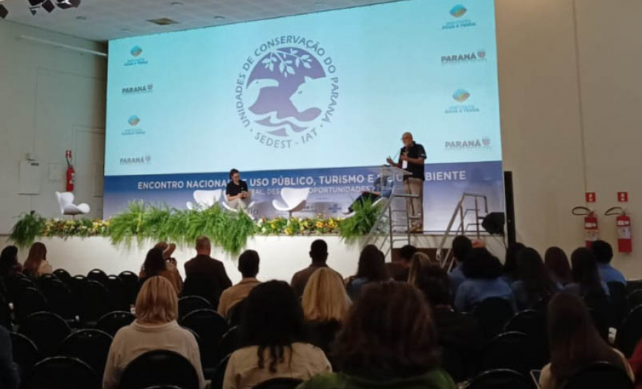 O primeiro dia do Encontro Nacional de Uso Público, Turismo e Meio Ambiente contou com três painéis temáticos para discutir o perfil do visitante em ambientes naturais, a integração das populações tradicionais no manejo das Unidades de Conservação e a importância da qualificação e da segurança do visitante nos parques.