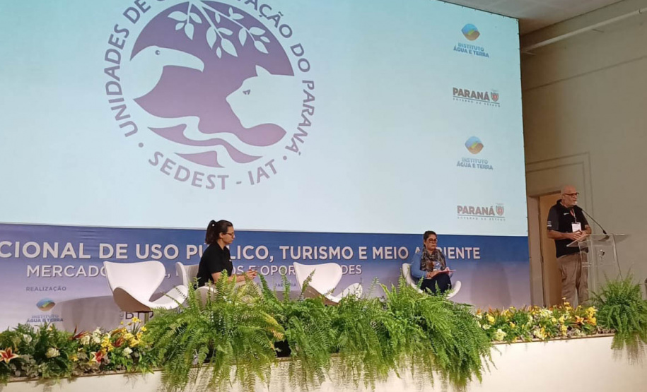 O primeiro dia do Encontro Nacional de Uso Público, Turismo e Meio Ambiente contou com três painéis temáticos para discutir o perfil do visitante em ambientes naturais, a integração das populações tradicionais no manejo das Unidades de Conservação e a importância da qualificação e da segurança do visitante nos parques.