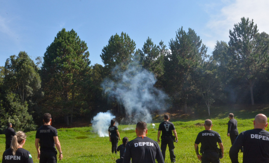 Policiais penais são capacitados para atuar como instrutores de técnicas não letais