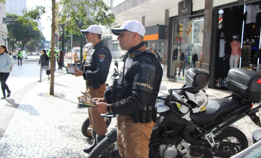 Ciclistas e pedestres da XV de Novembro, em Curitiba, recebem materiais educativos do trânsito