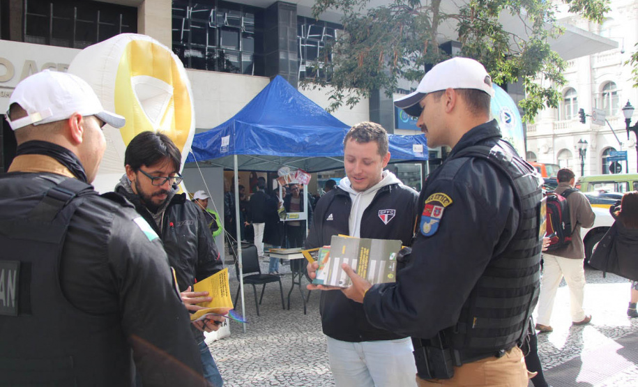 Ciclistas e pedestres da XV de Novembro, em Curitiba, recebem materiais educativos do trânsito