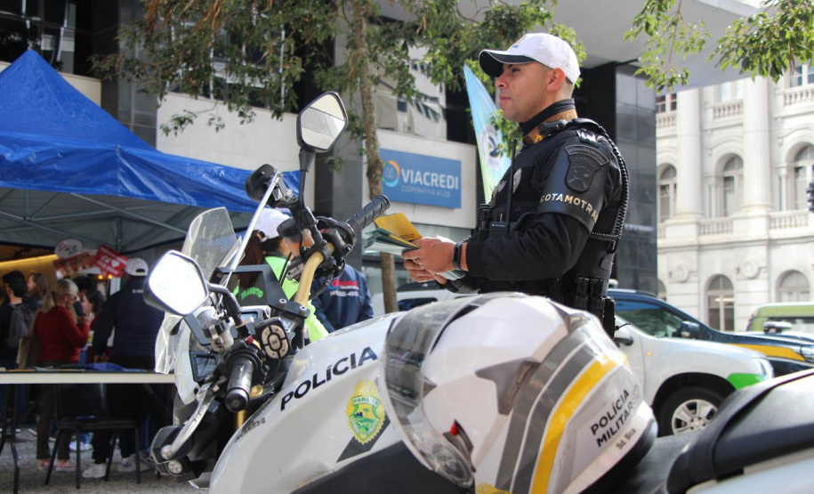 Ciclistas e pedestres da XV de Novembro, em Curitiba, recebem materiais educativos do trânsito