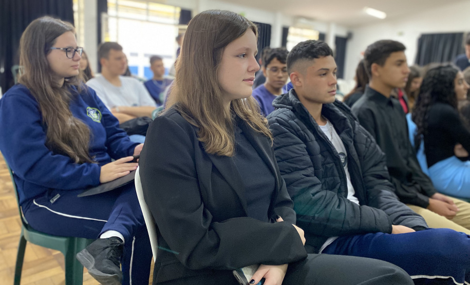 Júri simulado engaja estudantes ao estimular estudo das leis e Direitos Humanos em colégio estadual
