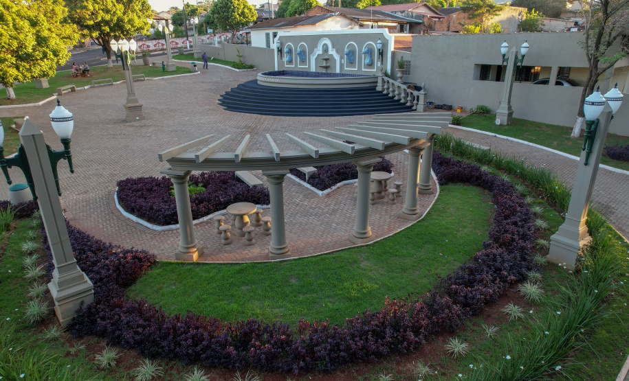 Desde que foi reformada, ampliada e entregue, em outubro do ano passado, a Praça Antônio Geraldo Mendes tornou-se ponto de encontro para os moradores de Leópolis, município de 4.145 habitantes no Norte do Paraná.