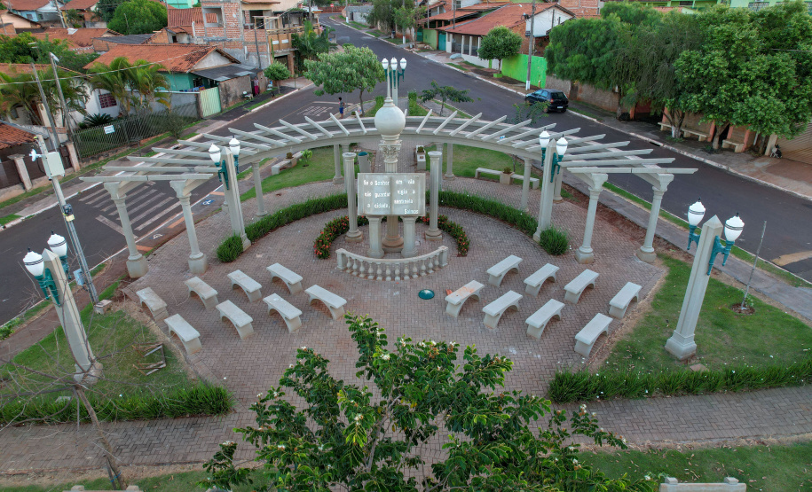 Desde que foi reformada, ampliada e entregue, em outubro do ano passado, a Praça Antônio Geraldo Mendes tornou-se ponto de encontro para os moradores de Leópolis, município de 4.145 habitantes no Norte do Paraná.