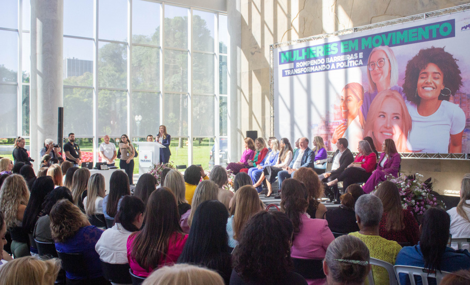 Prefeitas, vice-prefeitas, vereadoras, secretárias municipais e primeiras-damas de todo o Paraná se reuniram nesta terça-feira (5), no Palácio Iguaçu, para o encontro “Mulheres em movimento – rompendo barreiras e transformando a política”, que busca incentivar a participação de mulheres na política e em cargos de decisão.