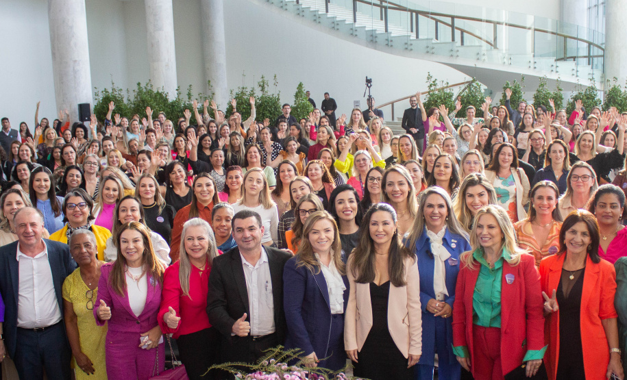 Prefeitas, vice-prefeitas, vereadoras, secretárias municipais e primeiras-damas de todo o Paraná se reuniram nesta terça-feira (5), no Palácio Iguaçu, para o encontro “Mulheres em movimento – rompendo barreiras e transformando a política”, que busca incentivar a participação de mulheres na política e em cargos de decisão.