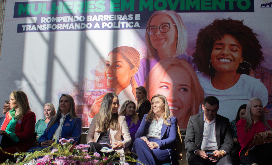 Prefeitas, vice-prefeitas, vereadoras, secretárias municipais e primeiras-damas de todo o Paraná se reuniram nesta terça-feira (5), no Palácio Iguaçu, para o encontro “Mulheres em movimento – rompendo barreiras e transformando a política”, que busca incentivar a participação de mulheres na política e em cargos de decisão.