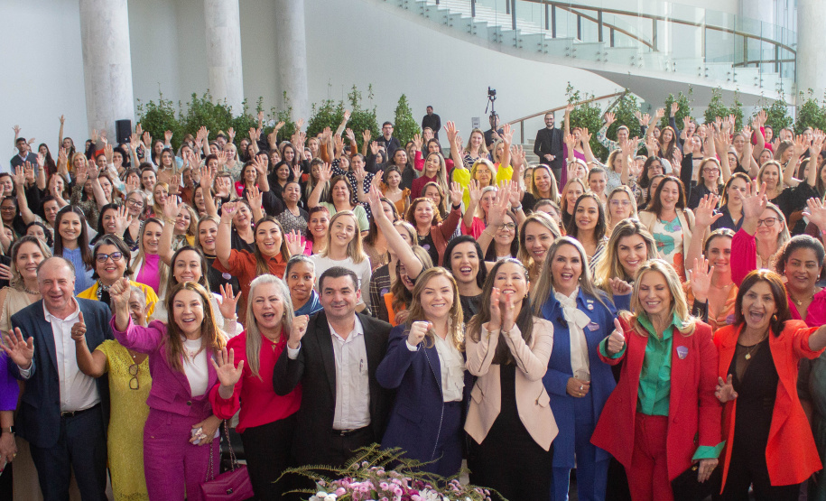 Prefeitas, vice-prefeitas, vereadoras, secretárias municipais e primeiras-damas de todo o Paraná se reuniram nesta terça-feira (5), no Palácio Iguaçu, para o encontro “Mulheres em movimento – rompendo barreiras e transformando a política”, que busca incentivar a participação de mulheres na política e em cargos de decisão.
