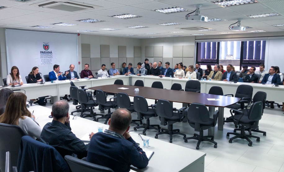 Guto SIlva ladeado por Marcos Marini e Daniela Schlogel