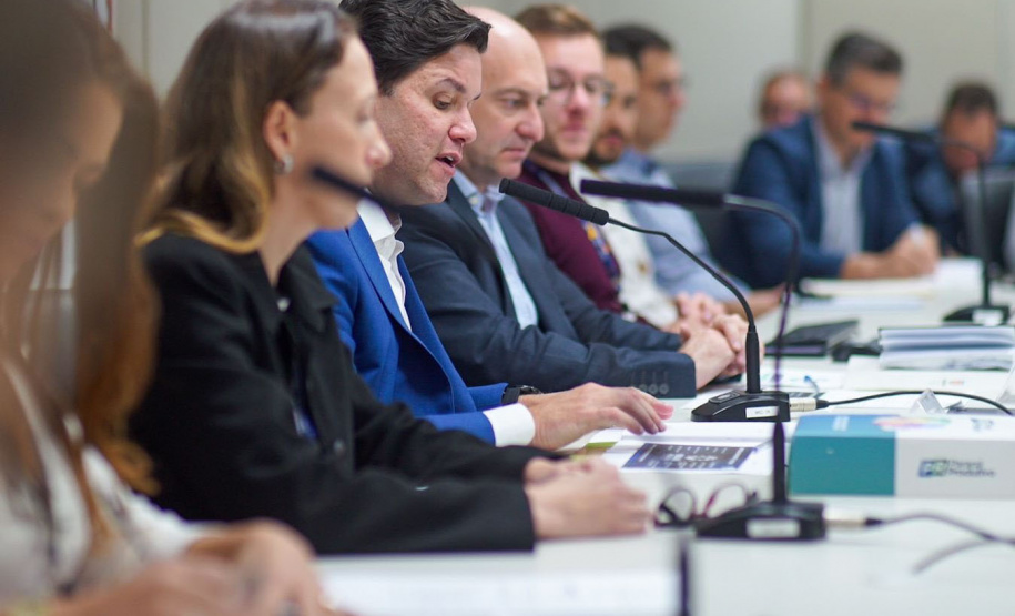 Guto SIlva ladeado por Marcos Marini e Daniela Schlogel