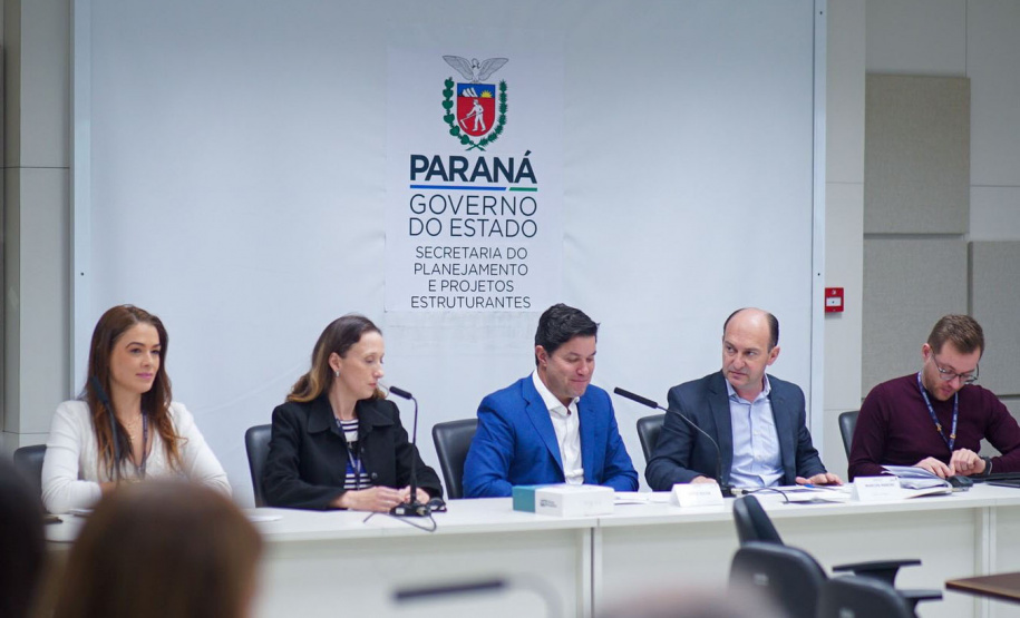 Guto SIlva ladeado por Marcos Marini e Daniela Schlogel